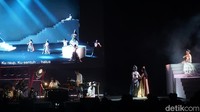 Pagelaran ini memadukan seni teaterikal, musik tradisional dari berbagai etnis, serta seni kontemporer instalasi cahaya.