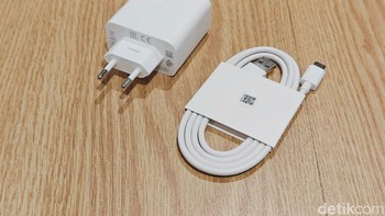 Dalam paket penjualan diberikan casing, kabel data dan adaptor charger 67W. Foto: Adi Fida Rahman/detikINET