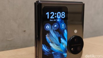 Cover screen kini menampilkan berbagai wallpaper baru yang juga menyediakan berbagai notifikasi secara real-time dan berbagai shortcut untuk aplikasi yang sering digunakan. Foto: Adi Fida Rahman/detikINET