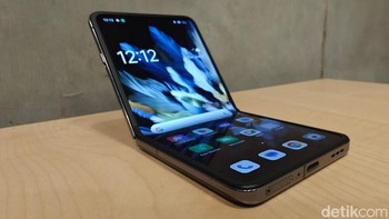 Oppo Find N3 Flip masih menggunakan engsel Flexion berbentuk tetesan air yang memungkinkan ponsel tertutup rapat saat dilipat. Ponsel layar lipat tersebut dapat dibuka tutup hingga 600.000 kali dan sudah dilengkapi sertifikasi IPX4 yang membuatnya tahan percikan air. Foto: Adi Fida Rahman/detikINET
