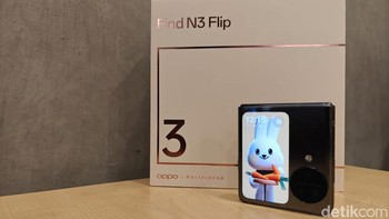 Find N3 Flip tersedia dalam tiga warna: Cream Gold, Misty Pink dan Sleek Black yang di-unboxing ini.