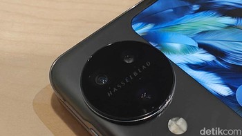 Fitur unggulan Oppo Find N3 Flip adalah kameranya yang diracik bersama Hasselblad. Oppo Find N3 Flip dilengkapi tiga kamera belakang yang terdiri dari kamera utama 50MP yang menggunakan sensor Sony IMX890, kamera ultrawide 8MP yang menggunakan sensor Sony IMX581, dan kamera telephoto 32MP menggunakan sensor IMX709 yang mendukung optical zoom 2x. Foto: Adi Fida Rahman/detikINET