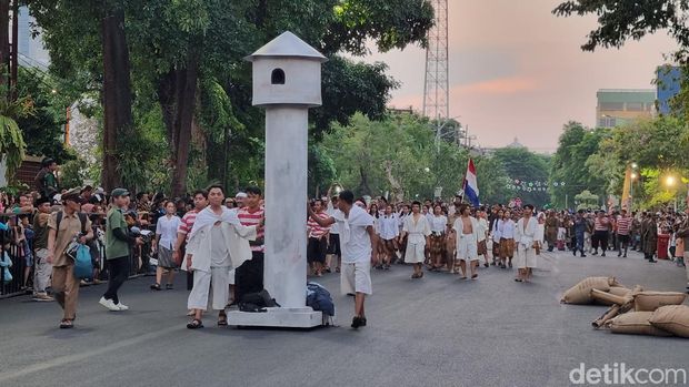 Surabaya Parade Juang memperingati Hari Pahlawan 2023 digelar hari ini di Tugu Pahlawan. Ini merupakan teatrikal memekikkan perjuangan arek-arek Suroboyo pada 10 November 1945.
