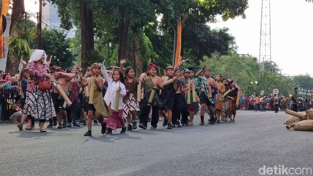 Surabaya Parade Juang memperingati Hari Pahlawan 2023 digelar hari ini di Tugu Pahlawan. Ini merupakan teatrikal memekikkan perjuangan arek-arek Suroboyo pada 10 November 1945.