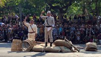 Wali Kota Surabaya Eri Cahyadi juga mengikuti treatrikal Parade Juang mulai di Tugu Pahlawan hingga Balai Kota. Eri memerankan sosok Bung Tomo yang mengobarkan semangat perjuangan.