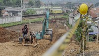 Pekerja menyelesaikan proyek pembangunan Stasiun Ultimate Rangkasbitung di Rangkasbitung, Lebak, Banten, Sabtu (4/11/2023).