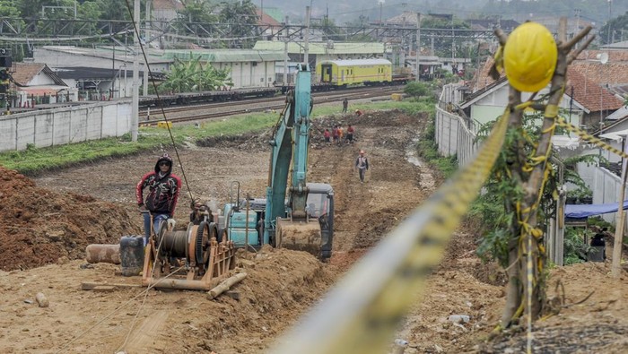 Pekerja menyelesaikan proyek pembangunan Stasiun Ultimate Rangkasbitung di Rangkasbitung, Lebak, Banten, Sabtu (4/11/2023). Pemerintah menargetkan proyek pembangunan Stasiun Ultimate Rangkasbitung dengan anggaran APBN mencapai Rp297 miliar tersebut dapat menampung 85.000 penumpang per harinya dan dapat dioperasikan pada Agustus 2024. ANTARA FOTO/Muhammad Bagus Khoirunas/nym.