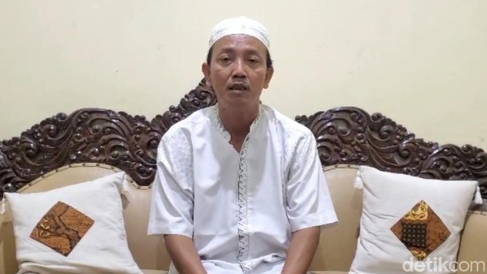 Pengasuh Ponpes Al Mustofa Pandes Cepiring yang juga Ketua Majelis Permusyawaratan Pengasuh Pesantren se Indonesia cabang Kendal, KH Nasih Syarifudin.