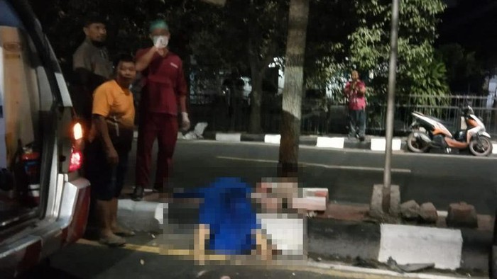 Perempuan di Gresik tewas tabrak trotoar saat kejar jambret.
