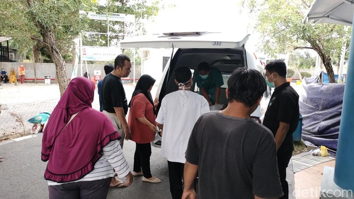 Pesepak bola U-13 Tegar saat dimasukkan ke mobil ambulans.