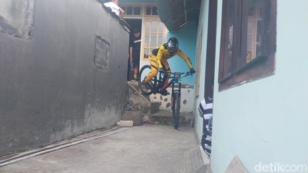 Peserta final kompetisi downhill Java Series 2023 di Kota Batu masuk ke rumah warga.