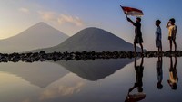 Pulau Rempah Tidore. Perjalanan motor satu hari terbaik mengelilingi sejarah pulau dari Desa Rum; 48 km (30 mil). Satu hari Jelajahi pulau Tidore dengan motor dari Desa Rum, mengenal sejarah rempah yang membuatnya kaya dan berkuasa. Kunjungi Istana Sultan dan benteng peninggalan Spanyol-Portugis dengan pemandangan laut indah. Nikmati desa warna-warni, perkebunan pala, serta Gunung Kiemtabu yang menjulang di pulau ini.(Andri Saputra/Antara)