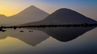 Pulau Maitara yang berada tepat antara Pulau Tidore tersebut menjadi ikon gambar dalam uang kertas pecahan 1000 rupiah saat ini.