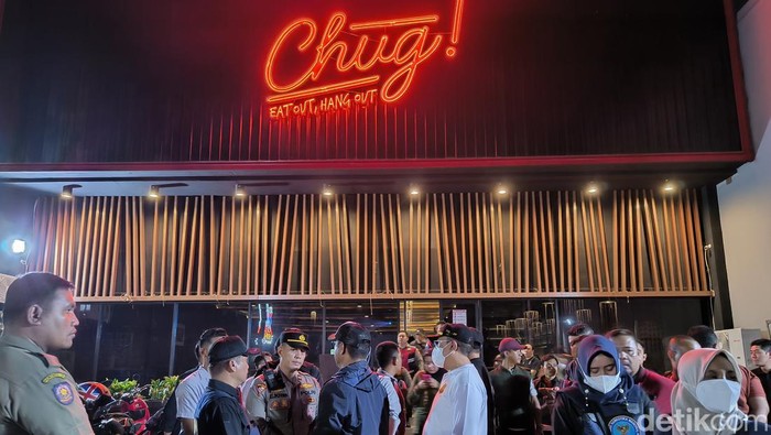 Petugas gabungan menggerebek Chug Cafe di Lidah Wetan, Surabaya.