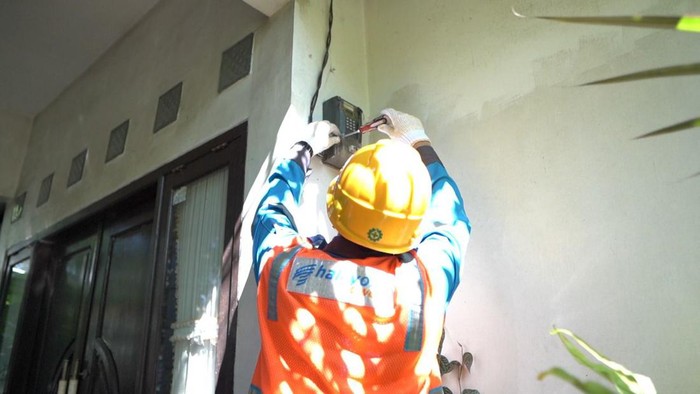 Petugas PLN melakukan penggantian KWh meter di rumah pelanggaran di Makassar, Sulsel.