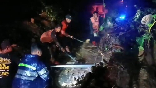 Petugas TRC BPBD Gianyar melaksanakan penanganan tanah longsor di wilayah Tegallalang, Minggu (5/11/2023) dinihari. (dok. BPBD Gianyar).