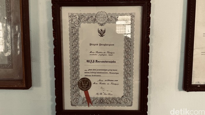 Piagam Penghargaan yang diberikan Mendikbud Fuad Hassan pada 1988 atas jasa-jasa WJS Poerwadarminta dalam bidang bahasa Indonesia