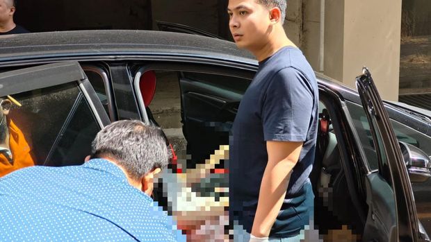 Polisi saat melakukan olah TKP mahasiswi kedokteran Unair diduga bunuh diri.