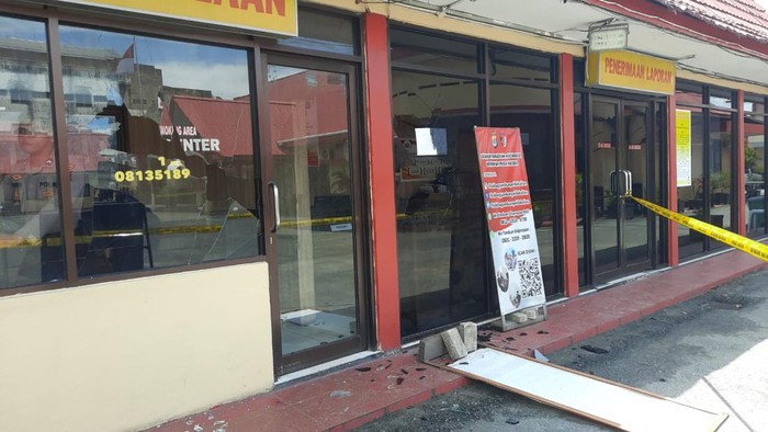 Pria berinisial R (40) mengamuk hingga melakukan pengrusakan di Mapolres Tarakan, Kalimantan Utara (Kaltara).