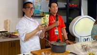 Chef Eddrian juga ditemani Ali Sanjaya, perwakilan dari TOTOLE Indonesia. Mereka semangat membagikan hadiah kepada para peserta.