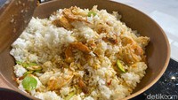Nasi goreng belacan ini istimewa karena memakai terasi Bangka yang harum. Isian udang dan pete segar jadi primadonanya.