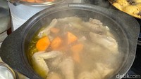 Sup ayam kembang tahu jadi resep pertama yang didemokan. Sup ini menggunakan ayam kampung dan parutan pala sebagai bumbunya sehingga tercium harum.