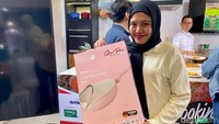 Bagi peserta yang beruntung membawa pulang hadiah keren. Salah satunya wajan cantik berwarna pink ini.