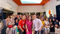 Cooking class kali ini ditutup dengan foto bersama chef Eddrian. Peserta tampak puas mendapat ilmu sekaligus hiburan.