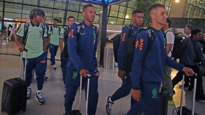 Pelatih kepala Tim Nasional Brasil U-17 Phelipe Leal memberikan keterangan pers setibanya di Bandara Soekarno Hatta, Tangerang, Banten, Sabtu (4/11/2023). Timnas Brasil yang merupakan juara bertahan dalam Piala Dunia U 17 berada di Group C bersama Iran, Kaledonia Baru dan Inggris. ANTARA FOTO/Muhammad Iqbal/rwa.