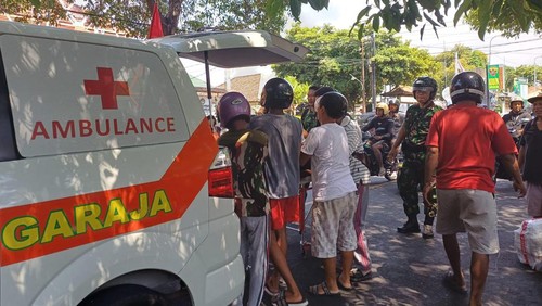 Proses evakuasi dua pelajar SMP yang menabrak pohon perindang di Jalan Gajah Mada Singaraja, tepatnya di depan SMPN 1 Singaraja, Buleleng, Bali, Minggu siang (5/11/2023). (Foto: Istimewa)