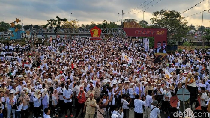 Puluhan ribu warga Banyuwangi hadiri jalan sehat diklaim menandakan kuatnya dukungan untuk Prabowo-Gibran.
