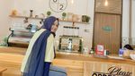 Keseruan Putri Delina saat Nongkrong dan Makan Bareng