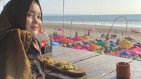 Ada juga momen Putri Delina saat nongkrong di kafe pinggir pantai. Sambil menikmati gorengan, ia pun ditemani dengan pemandangan yang Indah. Foto: Instagram @putridelina