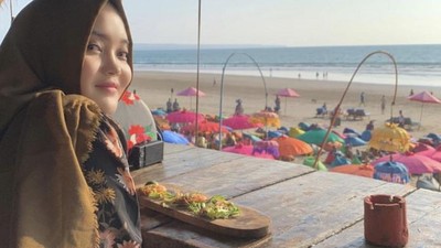 Keseruan Putri Delina saat Nongkrong dan Makan Bareng