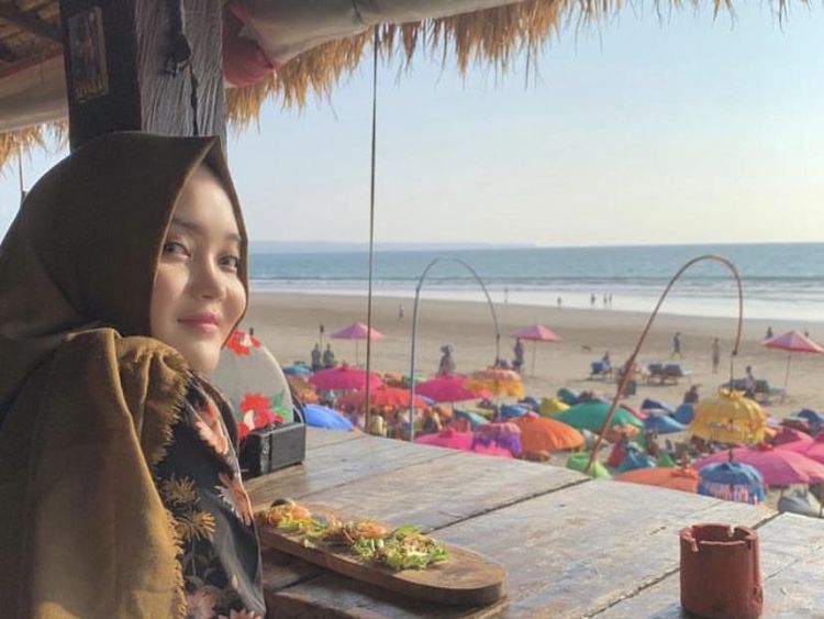 Keseruan Putri Delina saat Nongkrong dan Makan Bareng