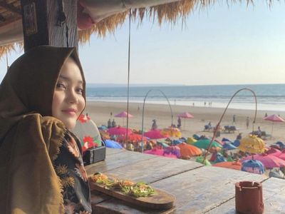 Keseruan Putri Delina saat Nongkrong dan Makan Bareng