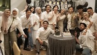 Seperti pada momen yang satu ini Putri Delina membuat kejutan ulang tahun untuk kekasihnya, Jefri Reksa. Dekorasi serba putih dan tak lupa kue ulang tahun. Foto: Instagram @putridelina