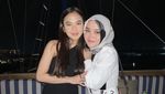 Keseruan Putri Delina saat Nongkrong dan Makan Bareng