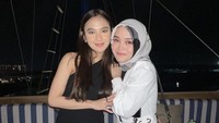 Putri Delina juga memiliki kedekatan dengan Mahalini, kekasih sang kakak. Ini momennya saat bareng sambil menikmati kentang goreng bersama. Foto: Instagram @putridelina