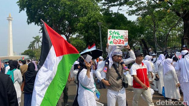 Ragam poster dukung Palestina hingga kutuk Israel mewarnai aksi bela Palestina di Monas (Devi/detikcom)