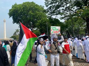 Sambil Lantunkan Selawat, Massa Aksi Bela Palestina Mulai Tinggalkan Monas