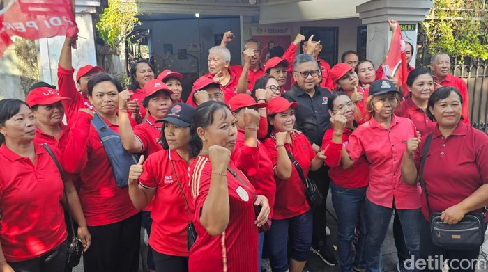 Ratusan pedagang canang dan Asosiasi Pedagang Mikro (APEM) Kota Mataram menyuarakan dukungan untuk Ganjar Pranowo-Mahfud MD. (Helmy Akbar / detikBali)