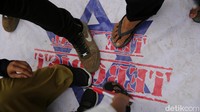 Massa juga menginjak bendera Israel saat aksi bela Palestina.