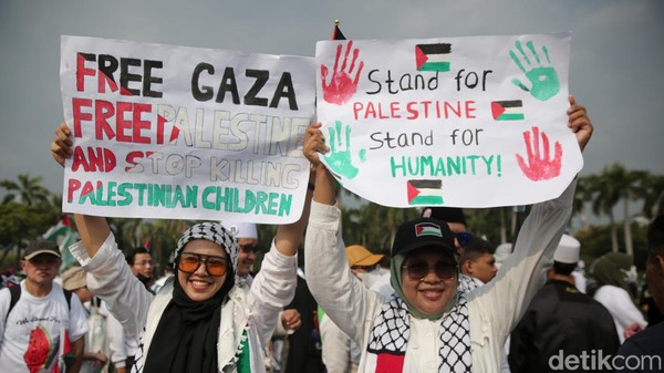 Ratusan Ribu Massa Aksi Bela Palestina Padati Monas Pagi Ini