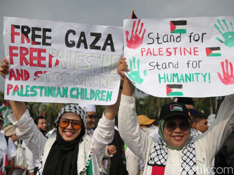 Ratusan Ribu Massa Aksi Bela Palestina Padati Monas Pagi Ini