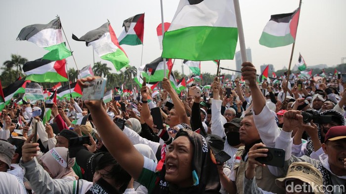 Ratusan Ribu Massa Aksi Bela PalestinaΒ Penuhi Monas Massa memadati kawasan Monas, Jakarta Pusat di aksi bela Palestina. Bendera raksasa Palestina dibentangkan massa.