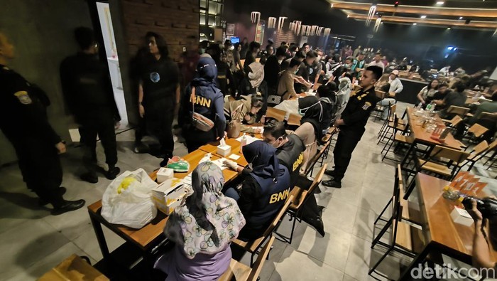 Razia klub malam di Surabaya.