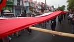 Gerak Jalan dengan Bendera Merah Putih Terpanjang Pecahkan Rekor MURI