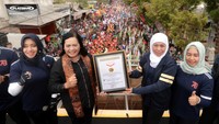 Gubernur Jawa Timur Khofifah Indar Parawansa (kedua kanan) didampingi Bupati Mojokerto Ikfina Fahmawati (kiri) dan Wali Kota Mojokerto Ika Puspitasari (kanan) menerima piagam penghargaan dari perwakilan Museum Rekor Dunia Indonesia (MURI) Sri Widayati (kedua kiri).