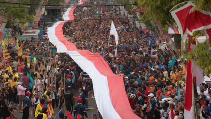 Gubernur Jawa Timur Khofifah Indar Parawansa (kedua kanan) didampingi Bupati Mojokerto Ikfina Fahmawati (kiri) dan Wali Kota Mojokerto Ika Puspitasari (kanan) menerima piagam penghargaan dari perwakilan Museum Rekor Dunia Indonesia (MURI) Sri Widayati (kedua kiri) usai melepas Gerak Jalan Perjuangan (GJP) Mojokerto-Surabaya (Mojosuro) di Mojokerto, Jawa Timur, Sabtu (4/11/2023). MURI memberikan penghargaan kepada Gubernur Khofifah Indar Parawansa sebagai inisiator gerak jalan dengan mengarak Bendera Merah Putih terpanjang yaitu 178 meter dan menempuh jarak 55 km. ANTARA FOTO/HO/Trisnadi/rwa.